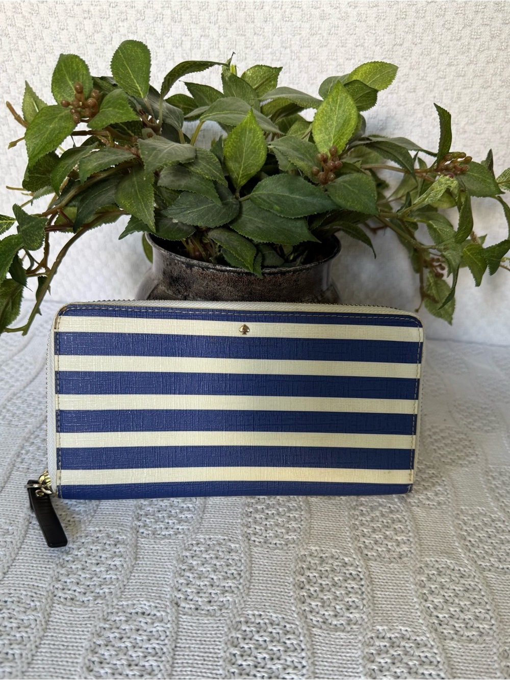 Kate Spade Neda EUC striped STORYBOOK wallet